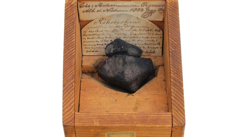 Een kistje met de meteoriet uit 1873