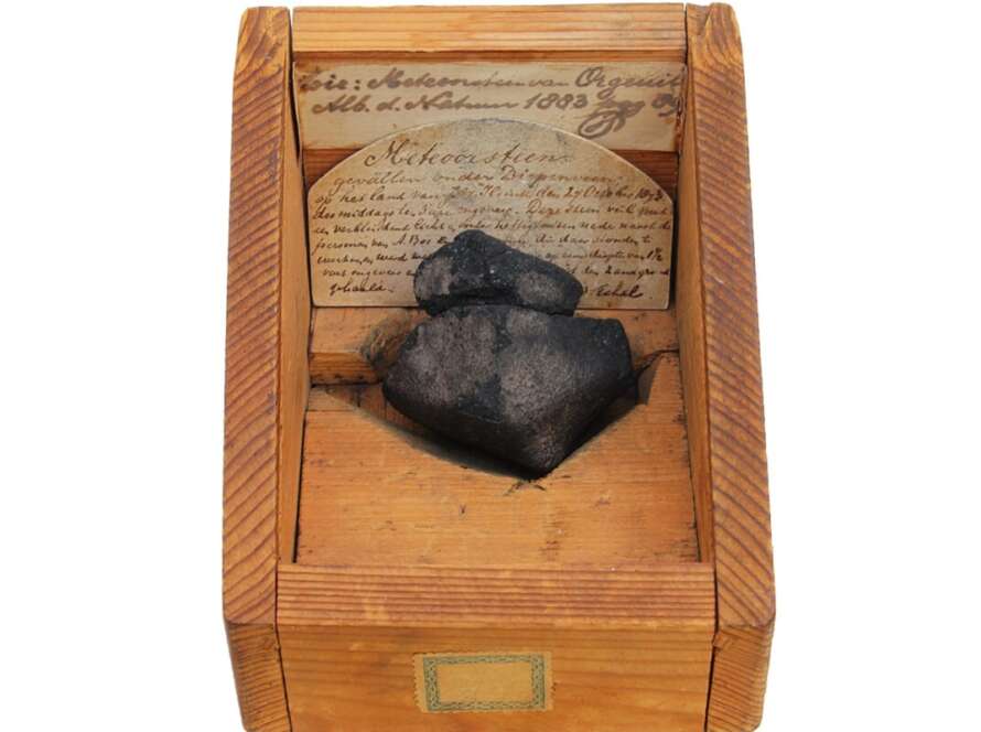 Een kistje met de meteoriet uit 1873