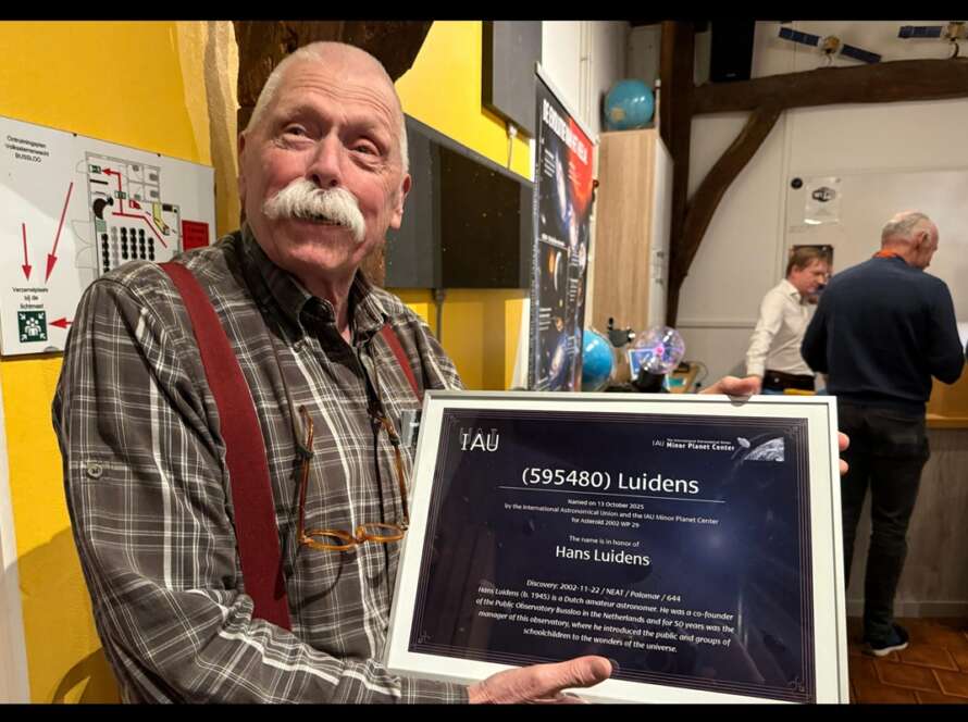Hans Luidens met het certificaat dat asteroïde 595480 naar hem vernoemd is