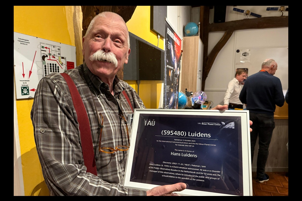 Hans Luidens met het certificaat dat asteroïde 595480 naar hem vernoemd is