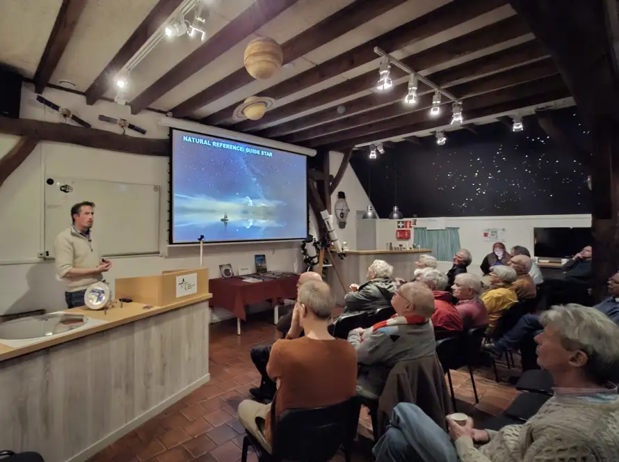 Foto van het publiek in de Volkssterrenwacht van Bussloo tijdens een kijk- en luisteravond.