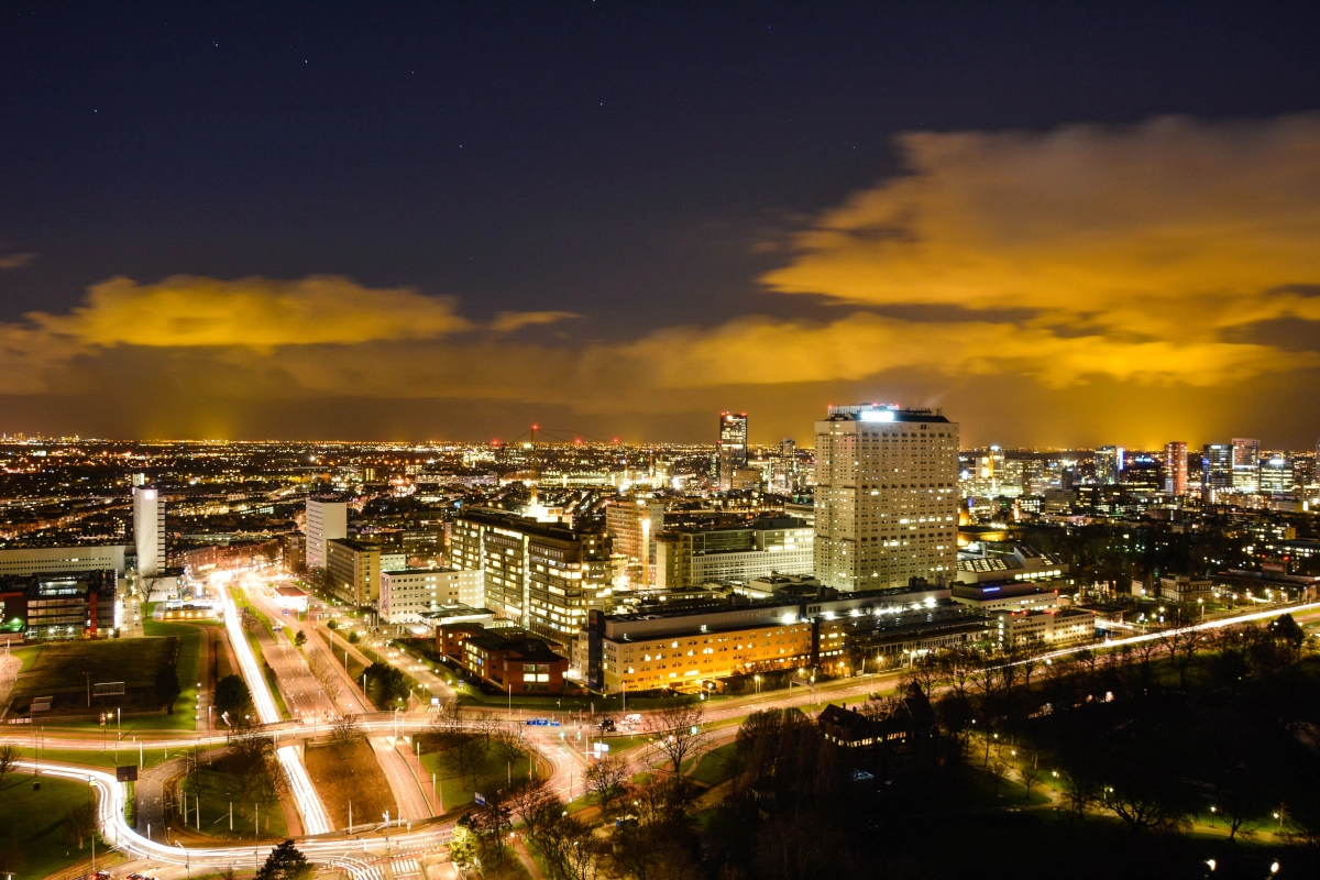 Eindhoven bij nacht: de vele stadslichten zorgen voor een opvallend heldere hemel en illustreren de invloed van lichtvervuiling.